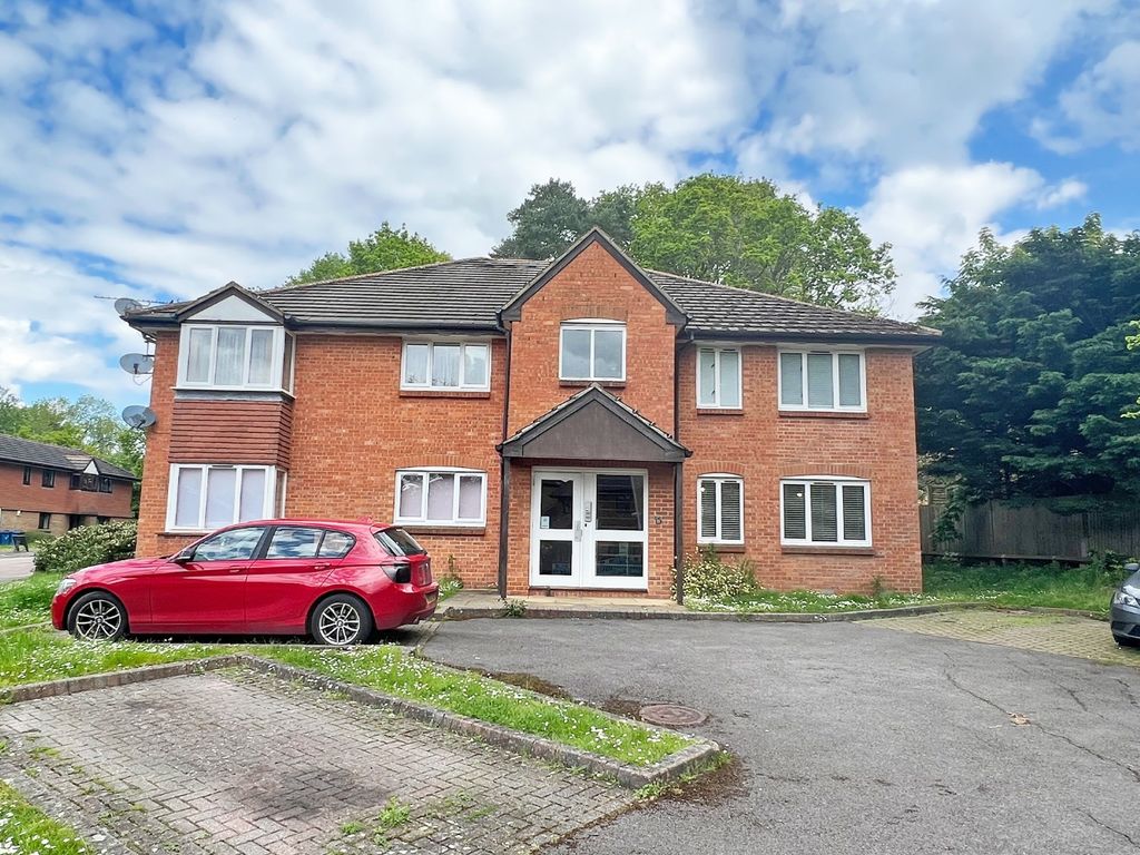 2 bed flat to rent in Horatio Avenue, Warfield, Bracknell, Berkshire