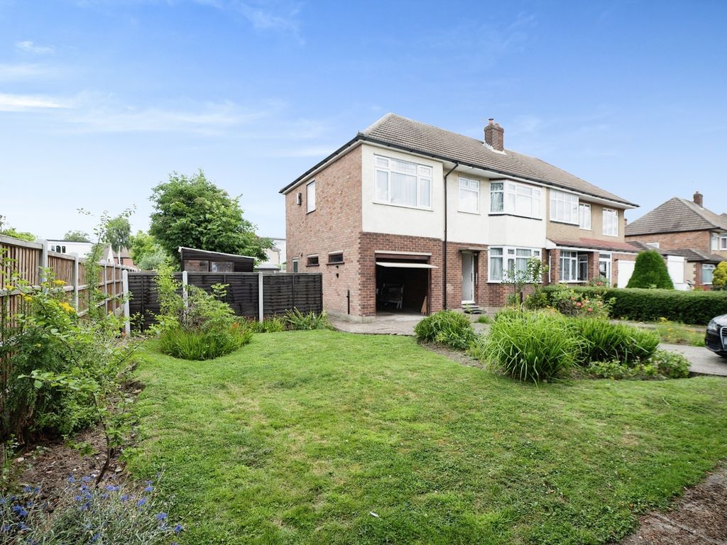 4 bed semidetached house for sale in Essex Close, Romford RM7 Zoopla
