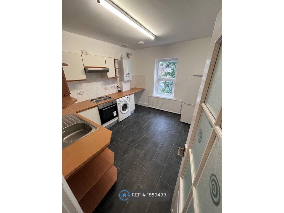 2 bed flat to rent in Pembroke Road, Erith DA8, £1,500 pcm Zoopla