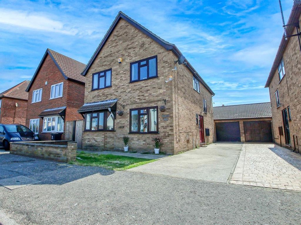 5 bed detached house for sale in Wash Lane, ClactonOnSea CO15, £