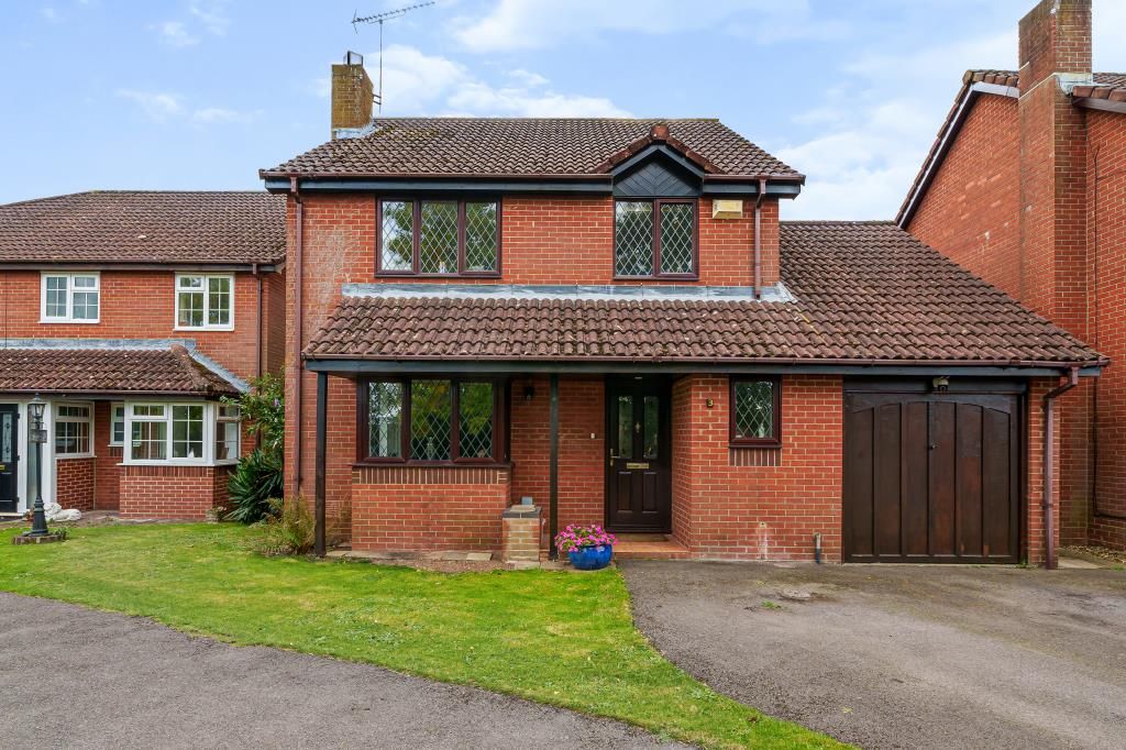 4 bed detached house for sale in Basingstoke, Hampshire RG22, £525,000