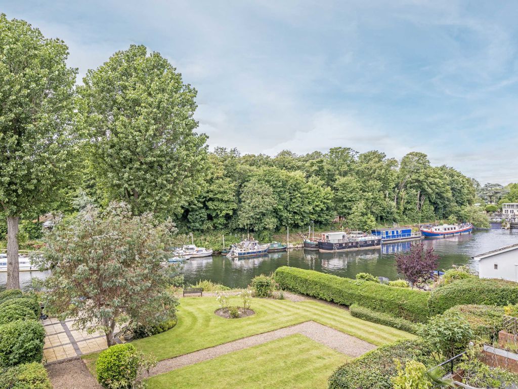 2 bed flat for sale in Hampton Court Road, East Molesey KT8, £550,000