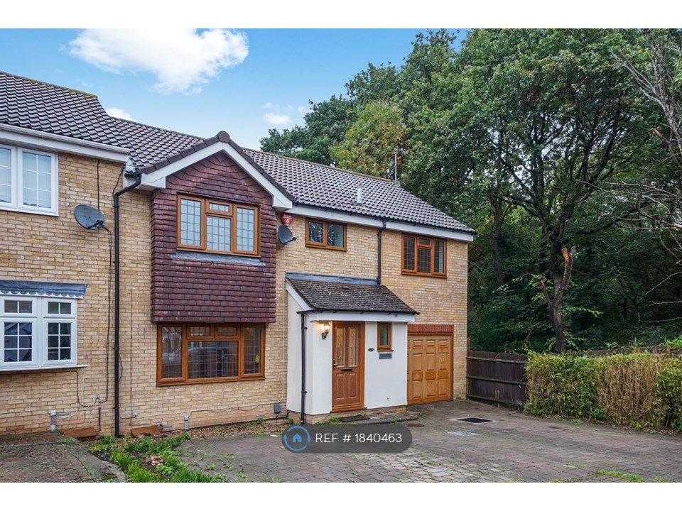 4 bed semidetached house to rent in Grovedale Close, Hertsfordshire