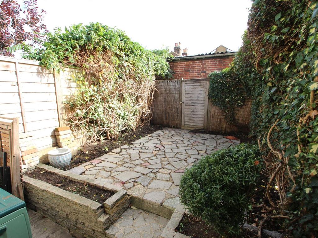 2 bed terraced house to rent in Hurst Lane, East Molesey KT8, £1,695