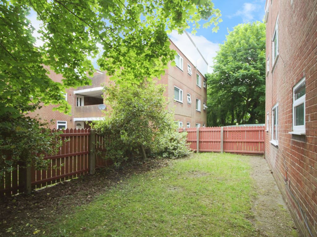 2 bed flat for sale in Acregate, Skelmersdale WN8, £75,000 - Zoopla