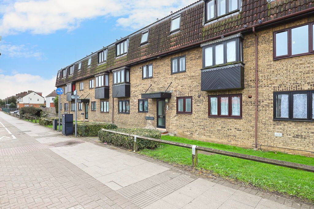 1 bed flat to rent in 5 Lincoln Court, Eastern Avenue, Gants Hill