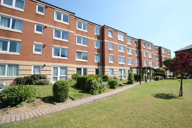 2 bed flat to rent in Friars Court, Queen Anne Road, Maidstone ME14, £
