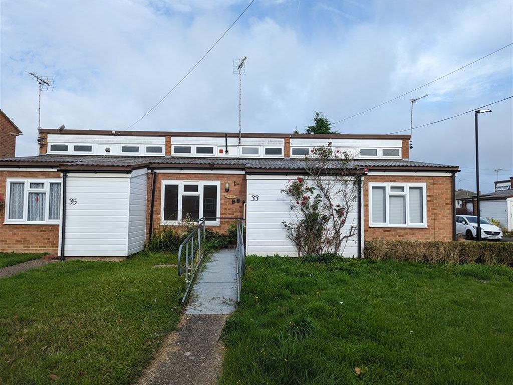 1 bed terraced bungalow for sale in Hatch Lane, Windsor SL4, £250,000