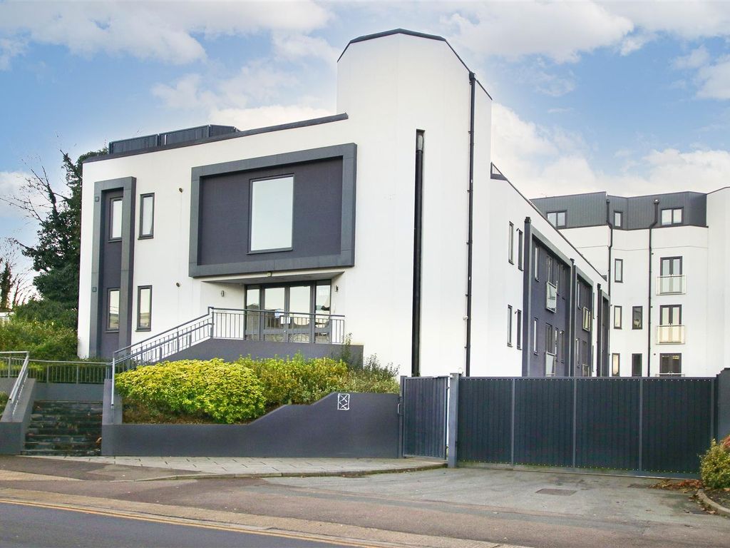 1 bed flat for sale in Walton Street, Aylesbury HP21, £160,000 Zoopla