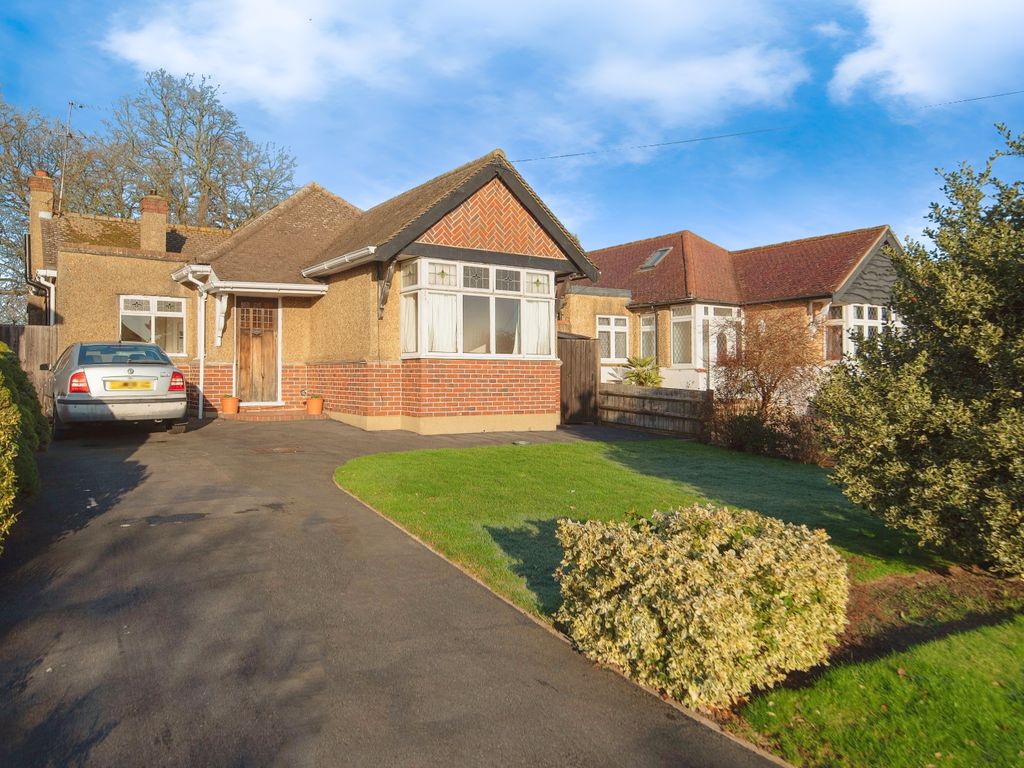2 bed bungalow for sale in The Warren, Worcester Park, Surrey KT4, £