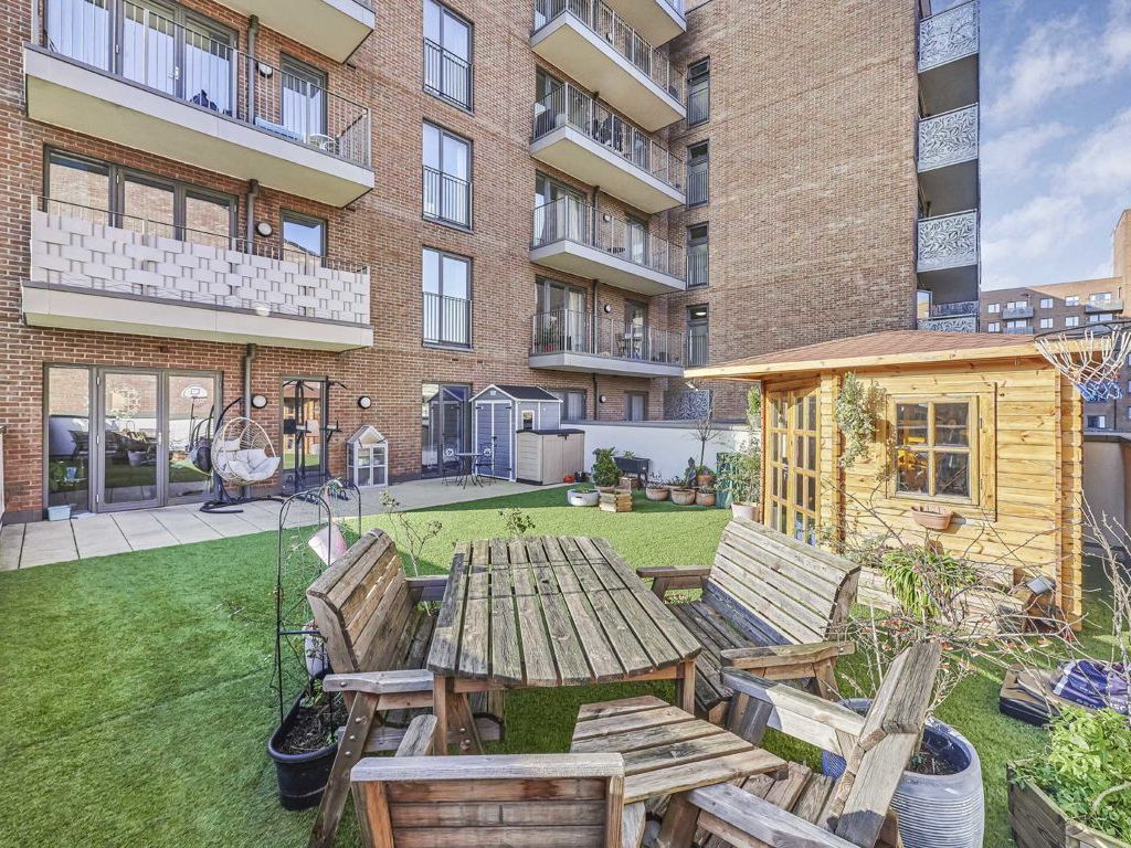 3 bed flat to rent in Fife Road, London E16, £2,496 pcm Zoopla