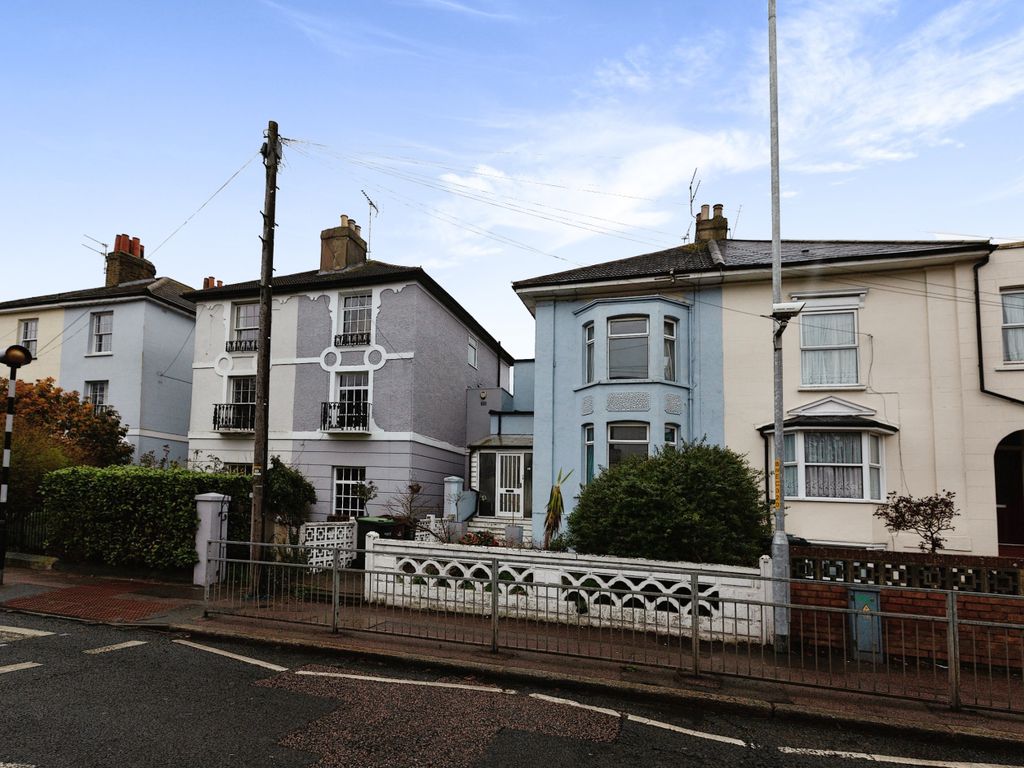 5 bed semidetached house for sale in Windmill Street, Gravesend, Kent