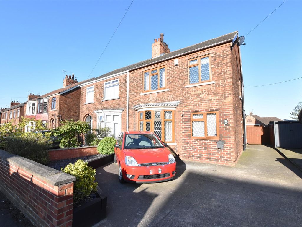 3 bed semidetached house for sale in Stockshill Road, Scunthorpe DN16