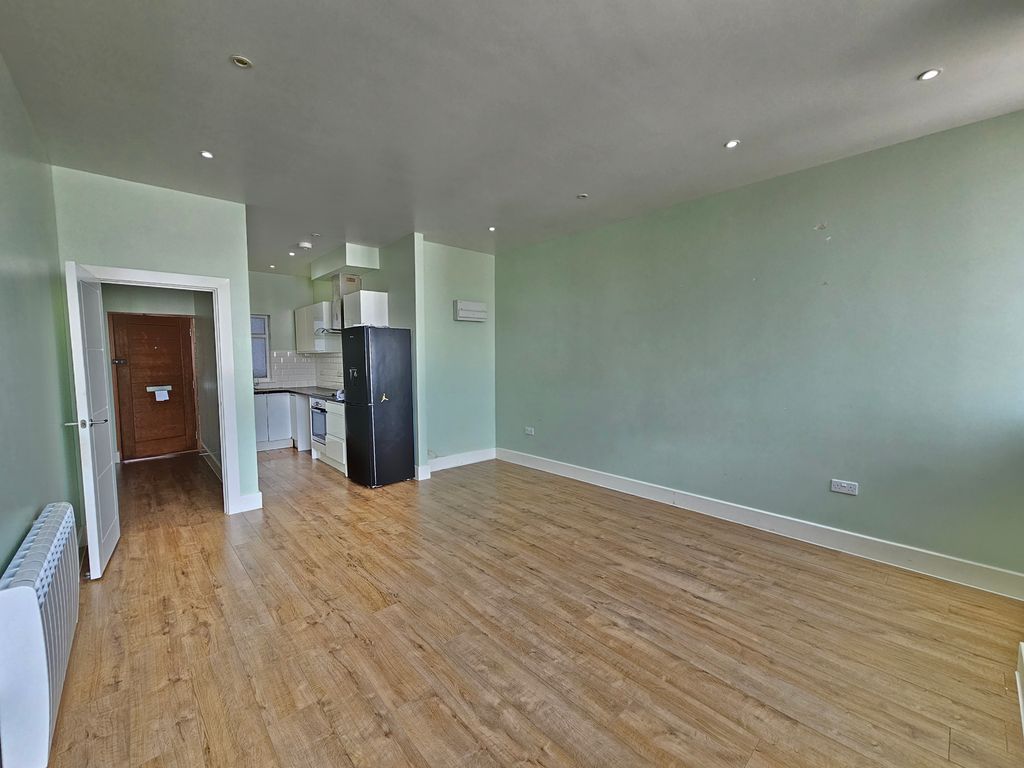 2 bed flat to rent in Park Street, Luton LU1, £1,400 pcm Zoopla