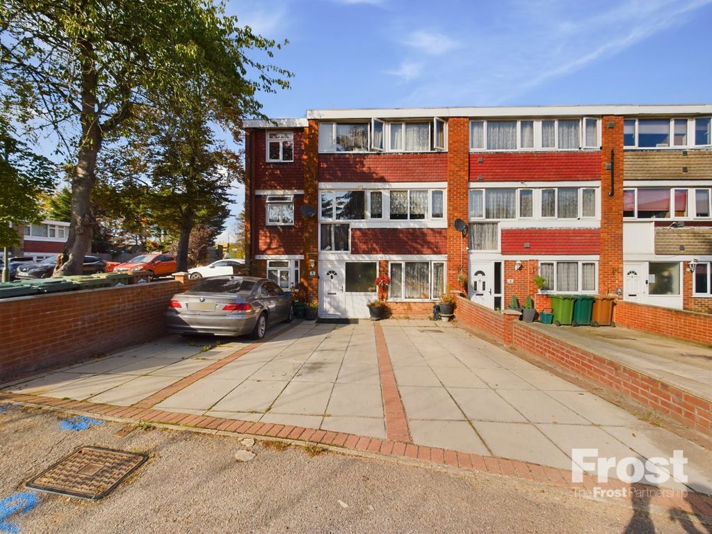 7 bed end terrace house for sale in Gleneagles Close, Stanwell