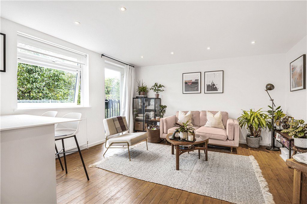 1 bed flat for sale in Harrowdene Gardens, Teddington TW11, £365,000