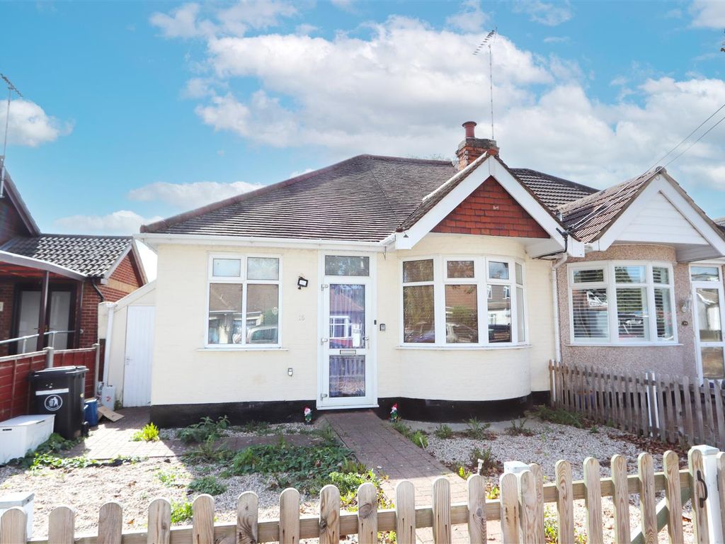 2 bed semidetached bungalow for sale in North Crescent, SouthendOn