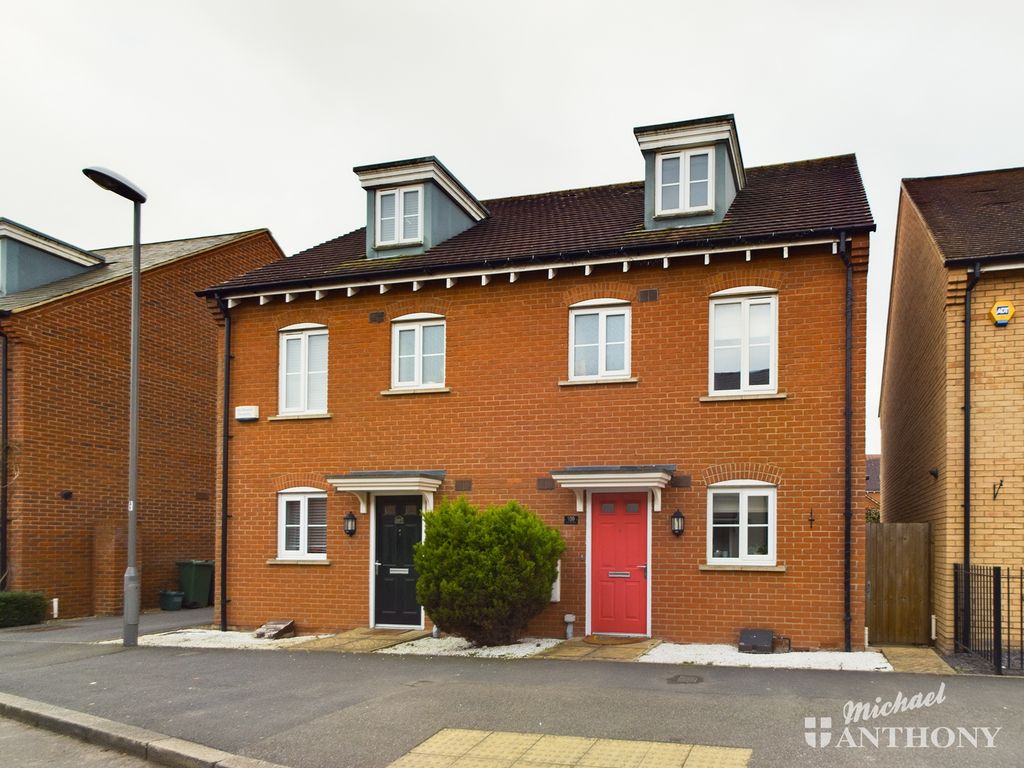 3 bed semidetached house for sale in Prince Rupert Drive, Aylesbury