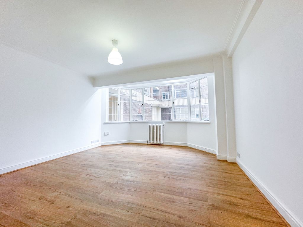 2 bed flat to rent in Kendal Court, Shoot Up Hill, Kilburn NW2, £2,015