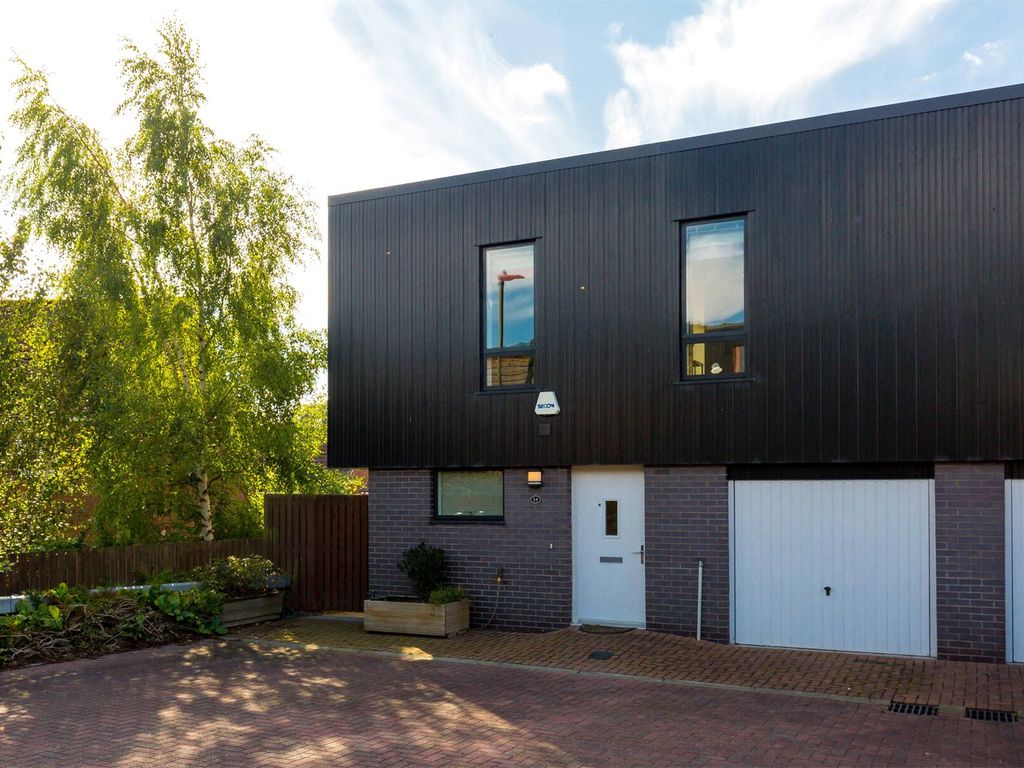 4 bed property for sale in Margaret Rose Avenue, Fairmilehead