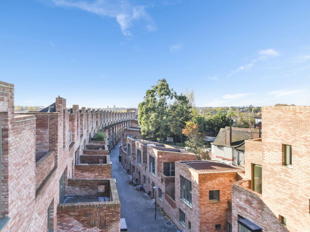 24 A The London Mews, Finchley, London N3  