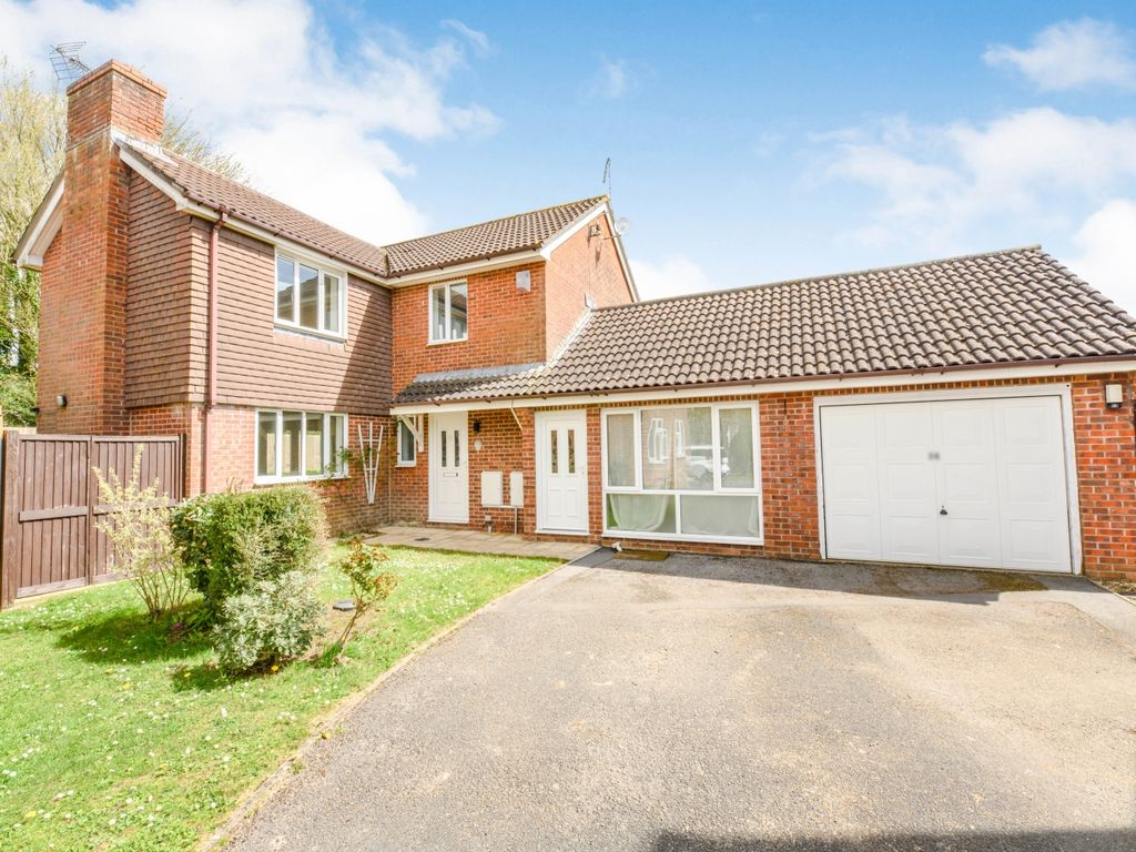 5 bed detached house to rent in Badbury Drive, Blandford Forum, Dorset