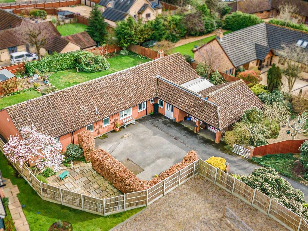 4 bed bungalow for sale in The Highlands, Exning, Newmarket CB8, £