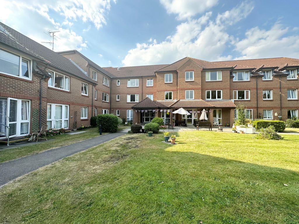 2 bed flat to rent in Tebbit Close, Bracknell RG12 Zoopla