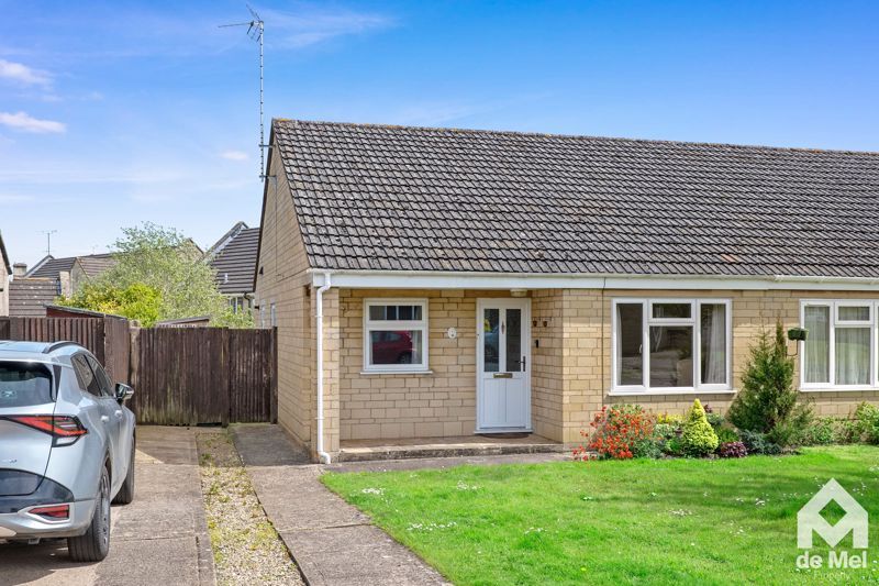 2 bed semidetached bungalow for sale in Summers Road,