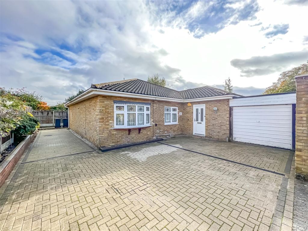 3 Bed Detached Bungalow For Sale In Branksome Avenue Hockley Ss5 £