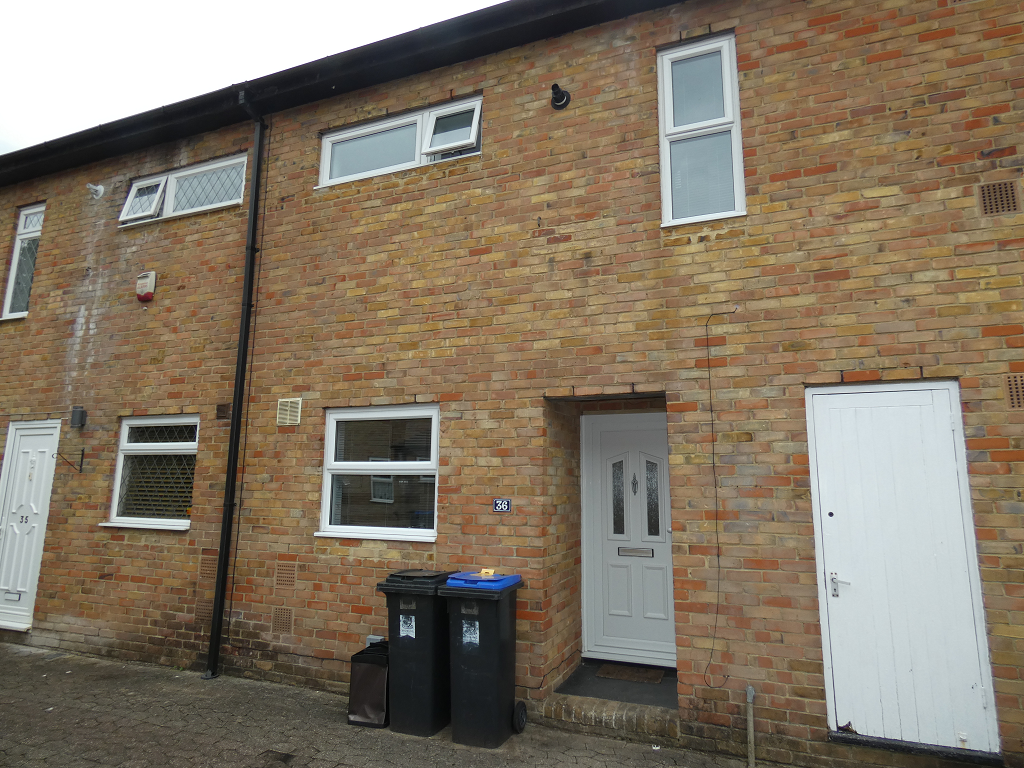 2 bed property to rent in Alma Close, Knaphill, Woking GU21 Zoopla