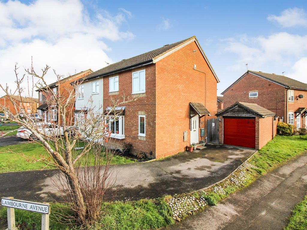 3 bed semidetached house for sale in Lambourne Avenue, Aylesbury HP21