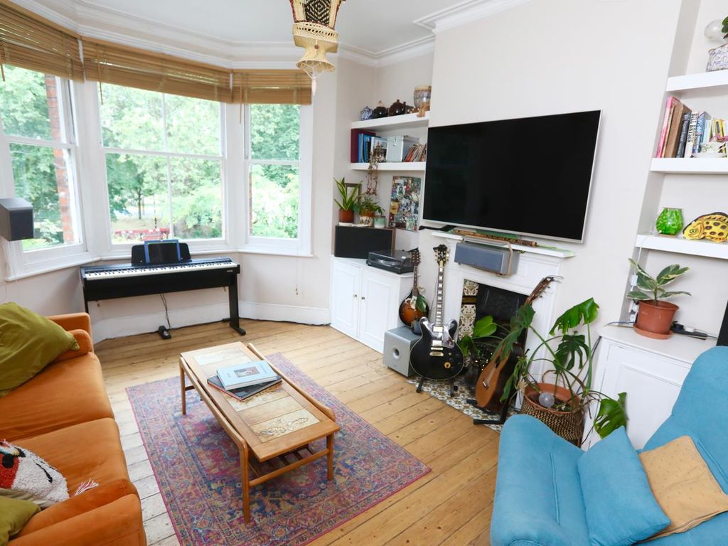 2 bed flat to rent in Newton Avenue, London W3, £2,297 pcm Zoopla