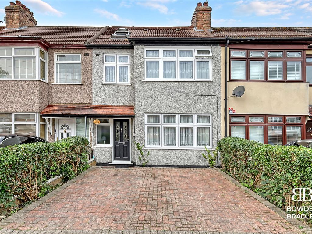 4 bed terraced house for sale in Lynton Avenue, Romford RM7, £450,000