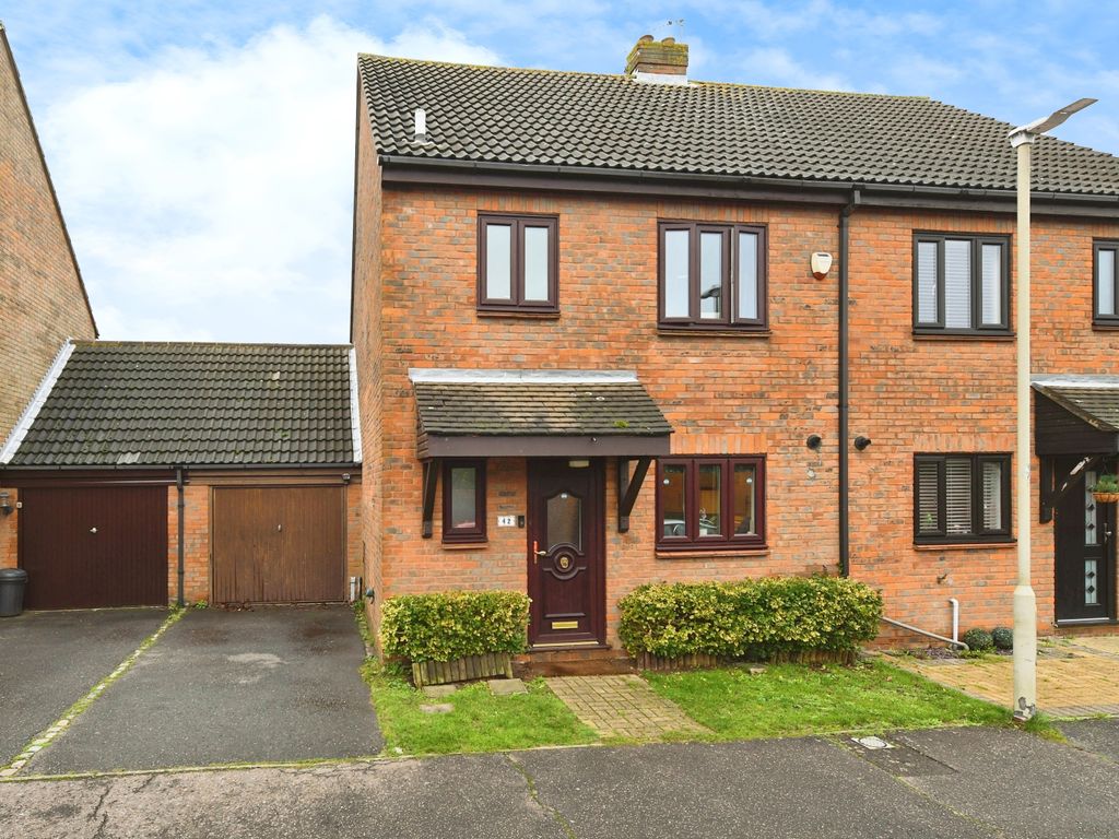 3 bed semidetached house for sale in Brackens Drive, Warley, Brentwood