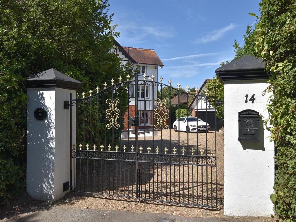 6 bed semidetached house for sale in Hollington Park Road, St