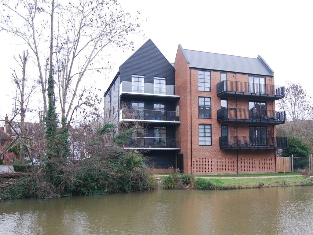 1 bed flat to rent in Lyons Crescent, Tonbridge TN9, £1,250 pcm Zoopla