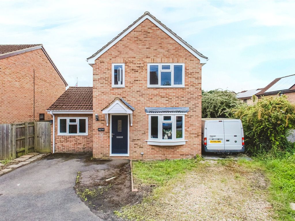 3 bed detached house for sale in Clary Road, Swindon, Wiltshire SN2