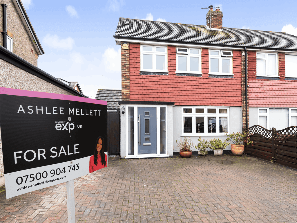 4 bed semidetached house for sale in Southend Road, Corringham