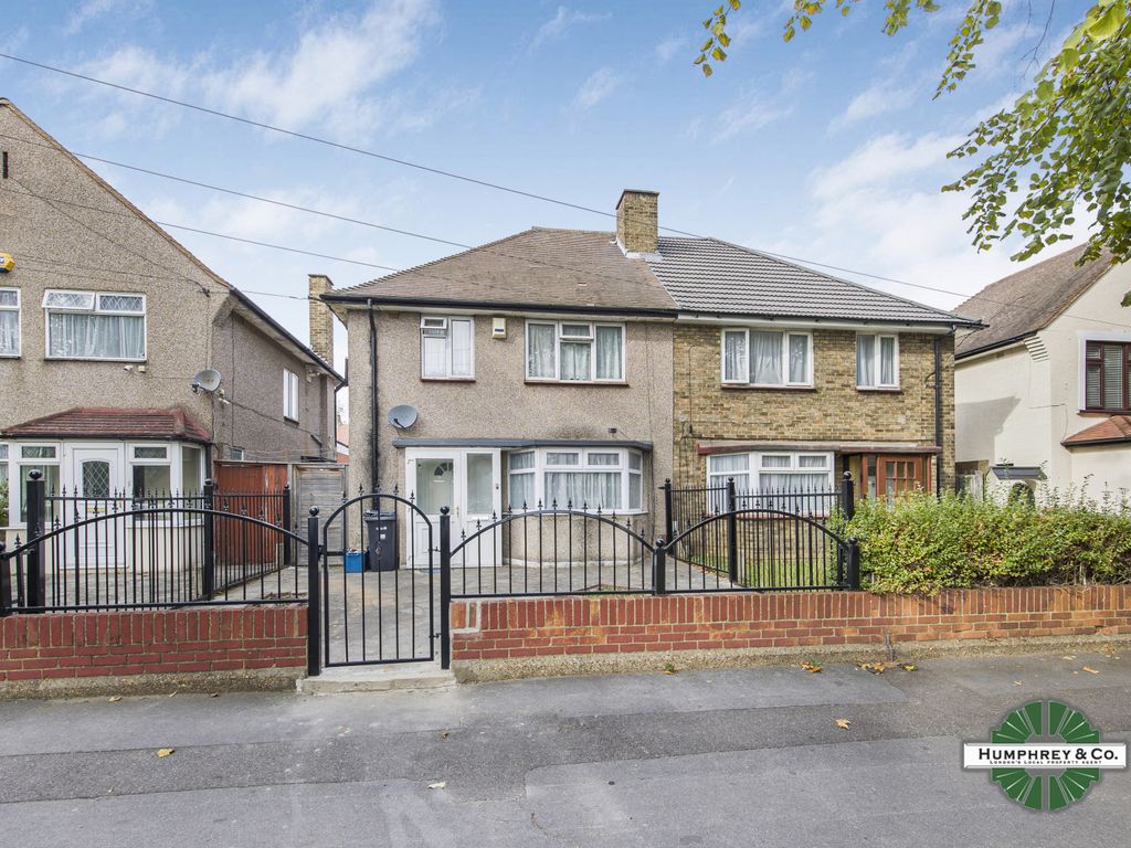 3 bed terraced house to rent in Longbridge Road, Barking IG11, £2,300