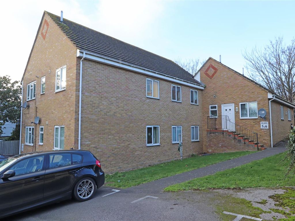 2 bed flat to rent in Hartington Road, SouthendOnSea SS1, £900 pcm