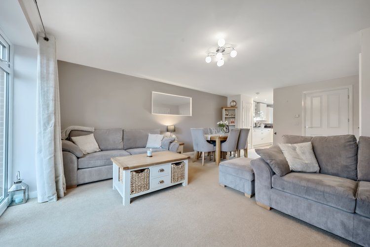 3 bed semidetached house for sale in Potter Crescent, Wokingham