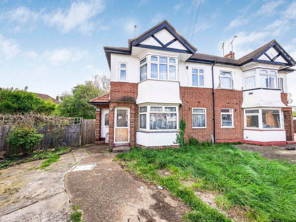 2 bed flat for sale in Barnard Gardens, Hayes UB4, £239,950 Zoopla