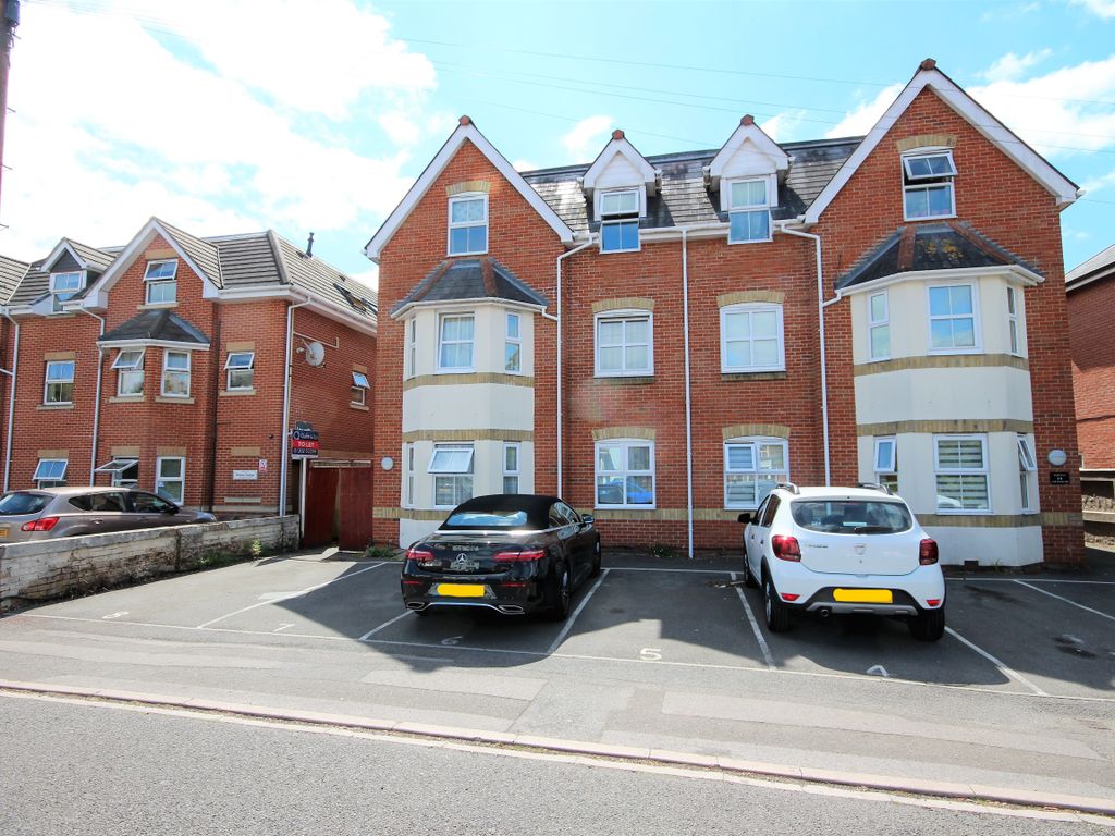 2 bed flat to rent in Carysfort Road, Bournemouth BH1, £1,025