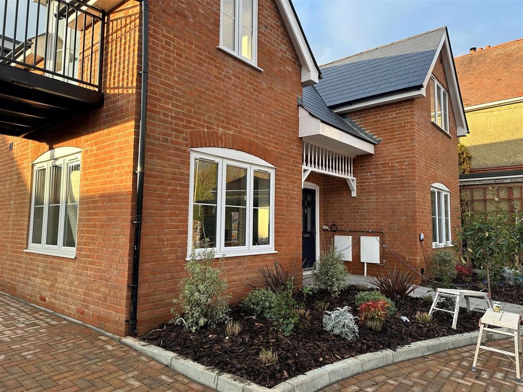 1 bed flat to rent in Eggars Hill, Aldershot GU11, £1,100 pcm Zoopla