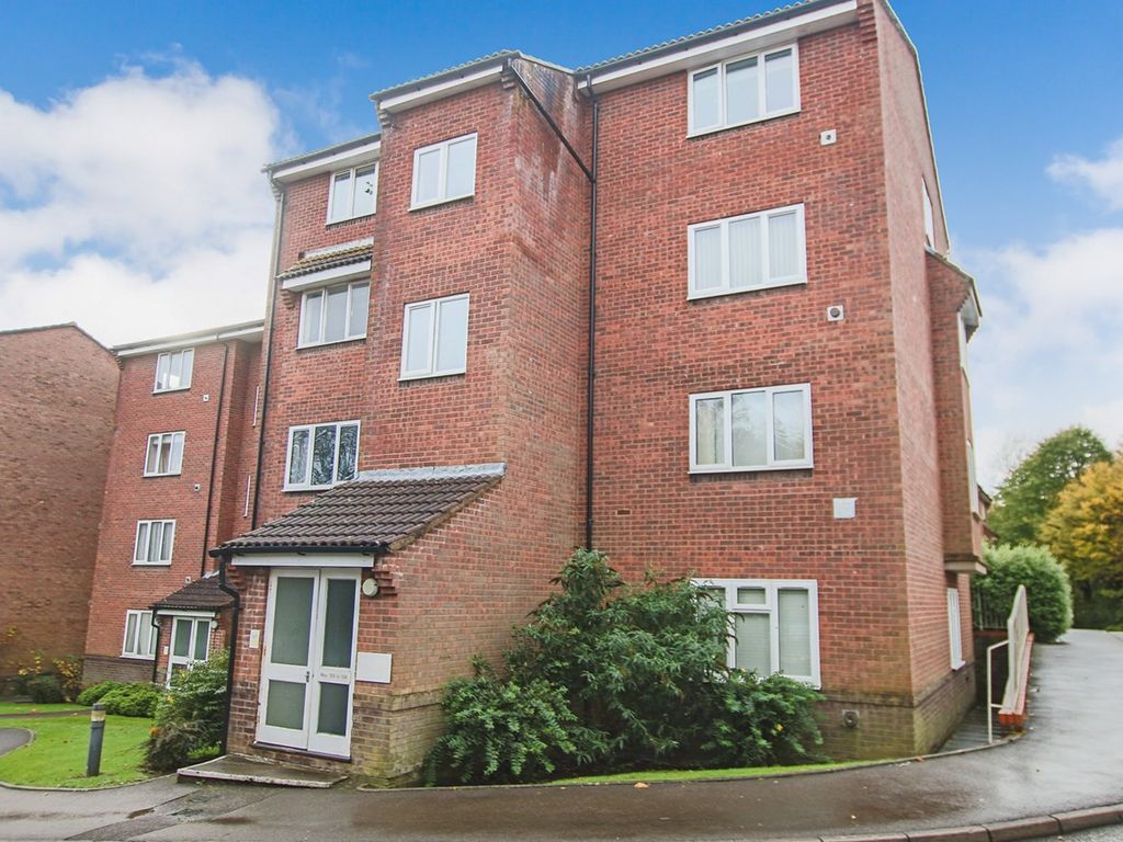 1 bed flat for sale in St Leonards Park, East Grinstead RH19, £185,000