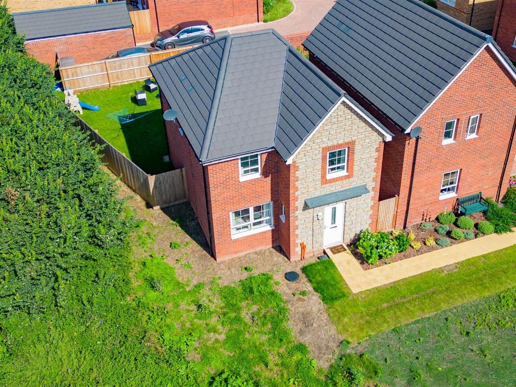 4 bed detached house to rent in Shilling Close, North Petherton