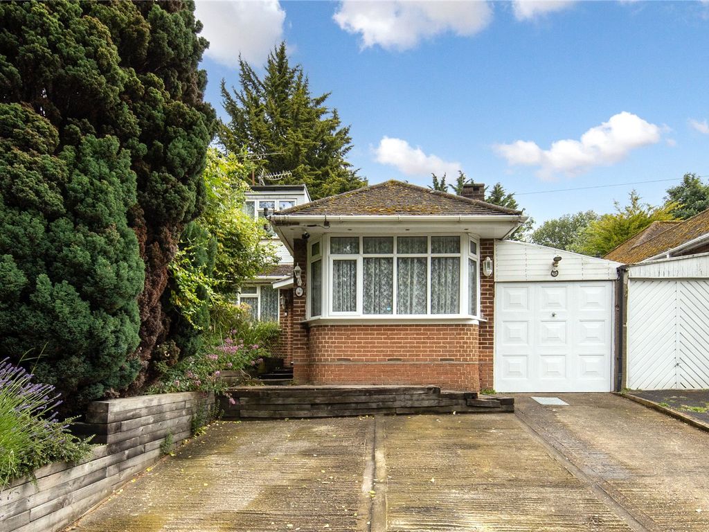 3 bed bungalow for sale in Falconers Road, Luton, Bedfordshire LU2, £