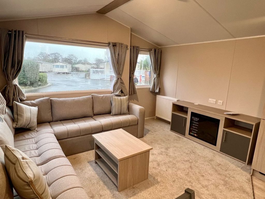 2 bed property for sale in Manor Road, Hayling Island PO11 Zoopla