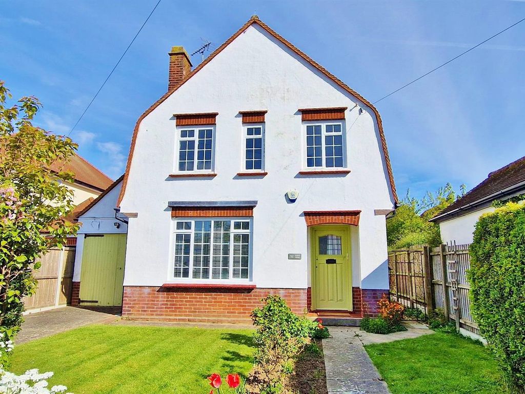 3 bed detached house for sale in Greenway, FrintonOnSea CO13, £